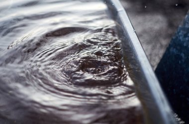 Suyun yüzeyindeki çukurlar