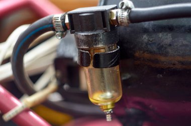 Yağ ayırıcının ev yapımı kompresördeki fotoğrafı. Kendin yap.