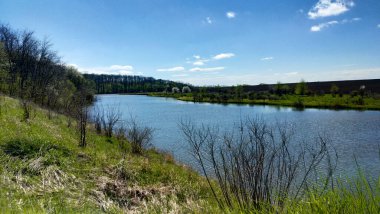 Mayıs ayının güneşli bir gününde ilkbahar manzarası. Ukrayna