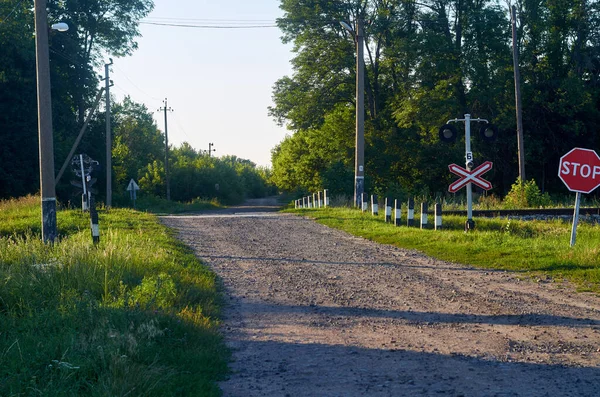 Attraversamento ferroviario e stop in campagna — Foto Stock