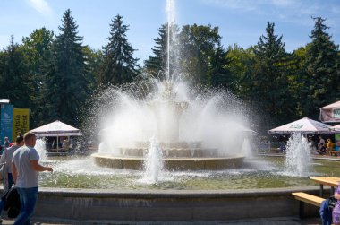 Vinnitsa, Ukrayna - 11 Eylül 2021 Vinnitsa Central Park 'ta ana kaynak.