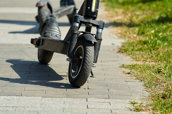 Scooter Eléctrico Estacionado Callejón Cerca Del Parque —  Fotos de Stock