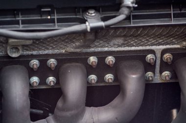 Eski arabadaki güçlü bir motorun egzoz sistemi