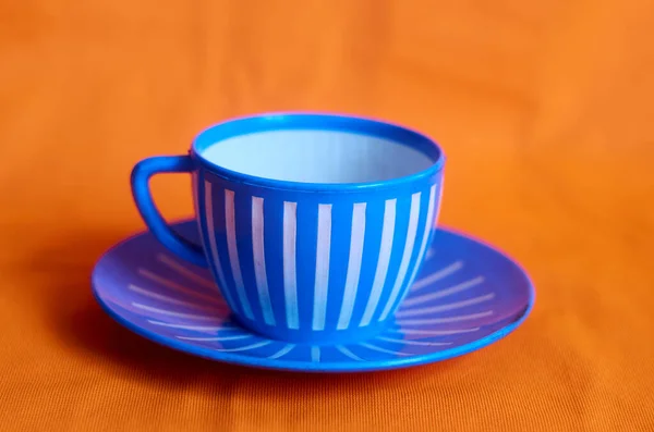 Голубая Пустая Чашка Блюдечке Оранжевом Фоне — стоковое фото