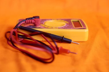 Turuncu arkaplanda sarı dijital çokölçer