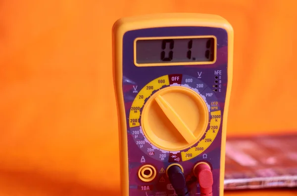 Gelijkstroommeting Met Multimeter Oranje Achtergrond — Stockfoto