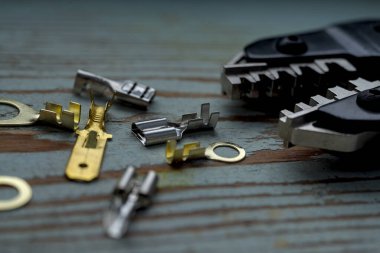 Kripto aracı ve kablo konnektörleri uçbirim ahşap üzerinde izole