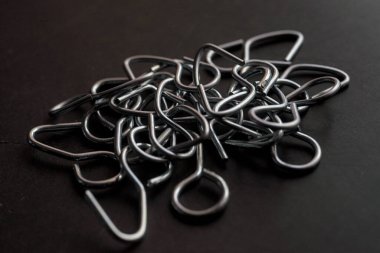 Siyah arka planda araç koltuğu kapakları için metal kancalar