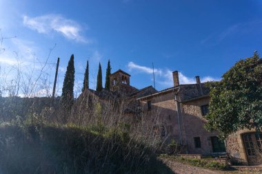 BARCELONA, İspanya - 3 HAZİRAN 2021: Sant Sebasti de Montmajor köyünün manzarası