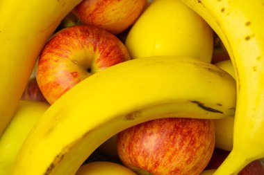 Kırmızı ve sarı elma ve muza yakın çekim