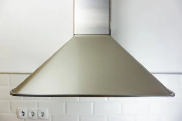 Blick Auf Eine Dunstabzugshaube Aus Edelstahl Einer Weiß Gefliesten Küche lizenzfreie Stockfotos