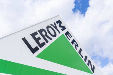 BARCELONA, İspanya - 14 Mart 2021: Barcelona 'nın Llia d' Amunt kentindeki LEROY MERLN mağazasının mektuplarının görüntüsü