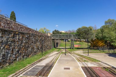 BARCELONA, İspanya - 21 Mart 2021: Sabadell kentindeki Katalonya parkının ölçekli tren istasyonunun görüntüsü