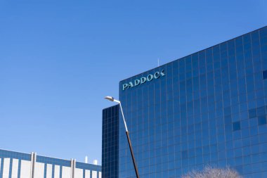 BARCELONA, İspanya - 21 Mart 2021: SABADADELL şehrinin merkezindeki PADDOCK alışveriş merkezinin görüntüsü