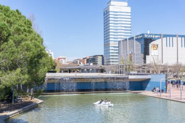 BARCELONA, İspanya - 21 Mart 2021: SABADELL şehrinin merkezinde PARC CATALUNYA 'nın görüntüleri