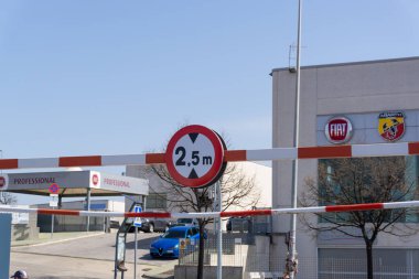 BARCELONA, İspanya - 30 Mart 2021: Trafik işareti maksimum yükseklik 2.5 metre