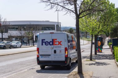 BARCELONA, İspanya - 30 Mart 2021: Yoldaki bir FEDEX marka minibüs görüntüsü