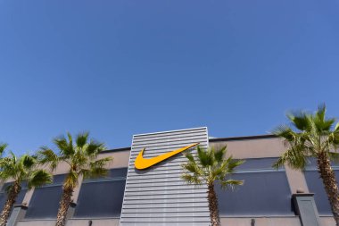 BARCELONA, İspanya - 30 Mart 2021: Palmiye ağaçlarının önündeki NIKE mağazası manzarası