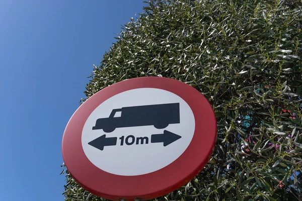 Verkehrszeichen Mit Einer Länge Von Mehr Als Metern Für Lieferwagen — Stockfoto