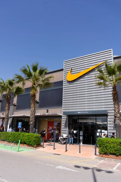 Barcelona Spain March 2021 People Masks Queuing Enter Nike Store — Stock Photo, Image