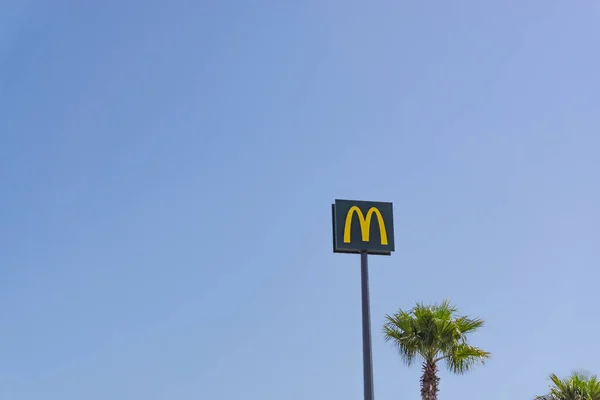 Barcelona Spain March 2021 Mcdonalds Sign Next Some Palm Trees — Stock Photo, Image