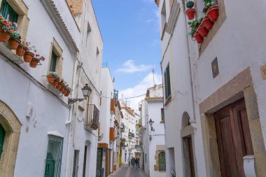 GIRONA, SPAIN - 4 Nisan 2021: TOSSA DE MAR kasabasının merkezindeki beyaz evlerin görüntüsü