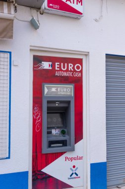 GİRONA, İSPAN - 4 Nisan 2021: TOSSA DE MAR 'daki beyaz binalar sokağında EURO CASH marka ATM