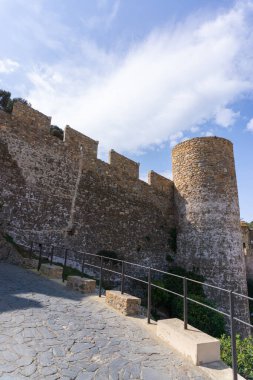 TOSSA DE MAR kalesinin duvarını ve kulesini dışarıdan görebiliyoruz.