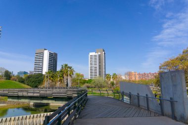 BARCELONA şehrindeki PARQUE DE LA DIAGONAL Gölü üzerindeki köprünün görüntüsü