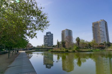BARCELONA şehrindeki PARQUE DE DIAGONA MAR gölündeki binaların yansımasının görüntüsü