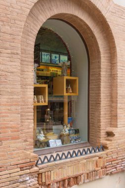 BARCELONA, SPAIN - 27 Mart 2021: Meleklerin ve bakirelerin figürleriyle birlikte MontSERRAT katedralinin bir hediyelik eşya dükkanının penceresi