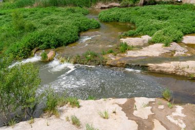 Köpükle kirlenmiş bir nehrin manzarası