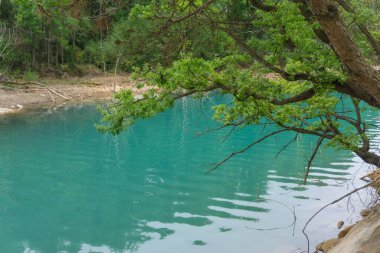 San Pons gölünde yüzen rıhtım