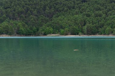 San Pons gölünde yüzen rıhtım