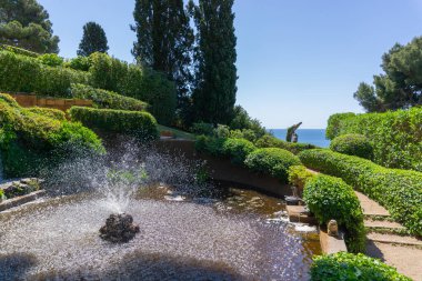Akdeniz 'e bakan bir bahçedeki çeşme manzarası
