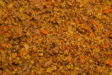 Soğan ve havuçlu tavada pişmiş zemin seitan yakın plan.