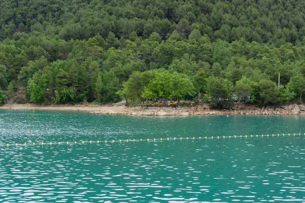 Τοπίο Λίμνης Τυρκουάζ Νερά Και Κίτρινες Σημαδούρες — Φωτογραφία Αρχείου