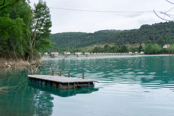 Πλωτή Αποβάθρα Στη Λίμνη Του San Pons — Φωτογραφία Αρχείου