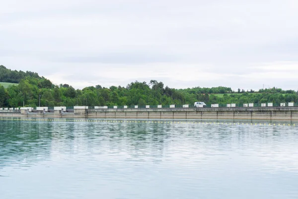 View Car Crossing Swamp Dam — Fotografia de Stock