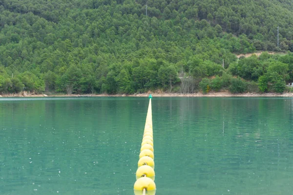 Paesaggio Una Palude Con Boe Gialle Linea Che Separano Una — Foto Stock