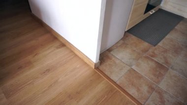 Bir adam ayağını duvara vuruyor.