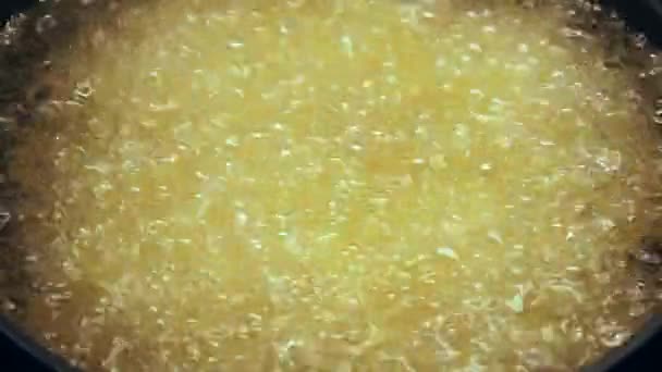 Kentang Digoreng Dalam Panci Dengan Minyak Zaitun — Stok Video