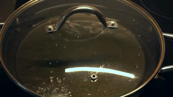 Een aardappel frituren in de olie drijvend rond de pan — Stockvideo
