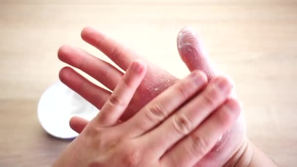 Женские руки намазывают кремом экзему на правую руку. — стоковое видео