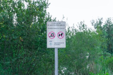 BARCELONA, İspanya - 10 Temmuz 2021 Gölde banyo ve balık yasak