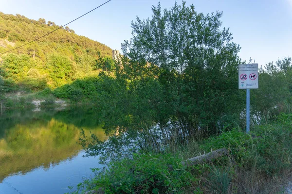 Barcelona Espanha Julho 2021 Sinal Proibido Tomar Banho Pescar Lago — Fotografia de Stock