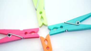 Renkli plastik mandalların yakın plan çekimleri beyaz zemin üzerinde, dönerek, üst görünüm