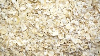 Arka planda dönen yuvarlanmış yulafların genel görünümü