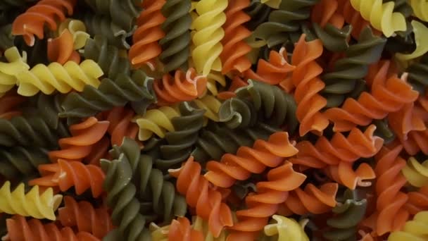 Primo Piano Dall Alto Pasta Maccheroni Vegetali Colorati Crudi Rotazione — Video Stock