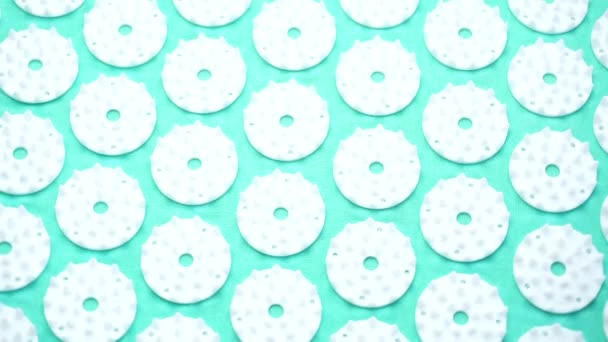 Penutup Tikar Akupresur Hijau Dengan Ujung Plastik Berputar — Stok Video